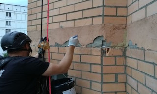 Обследование фасада здания в Гае в октябре